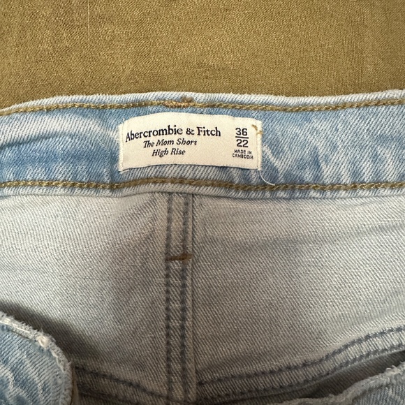 Abercrombie & Fitch The Mom Short High Rise - Picture 2 of 2